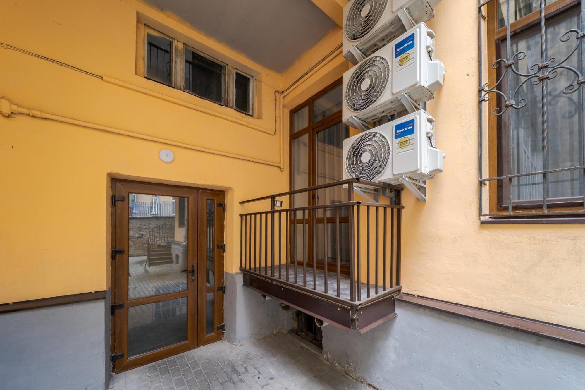 Demar Apart Star Lviv Luaran gambar
